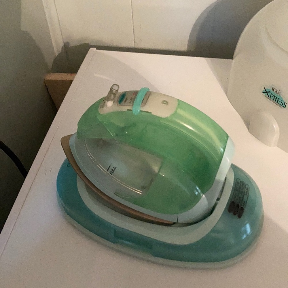 IGIA Express Cordless Steam Travel Iron.  New without tag